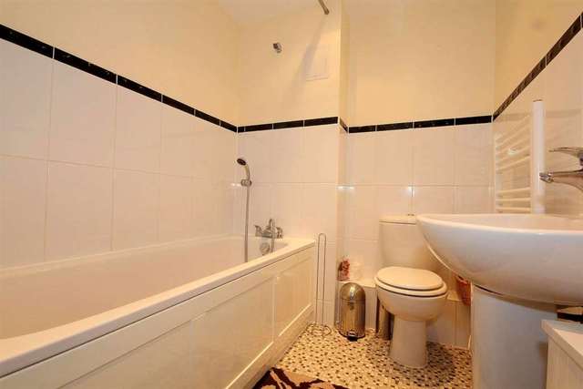  Image of 2 bedroom Apartment for sale in Hardings Close Hemel Hempstead HP3 at Malin Court Boxmoor Hemel Hempstead, HP3 9AQ