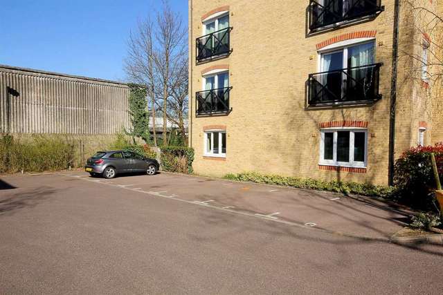  Image of 2 bedroom Apartment for sale in Hardings Close Hemel Hempstead HP3 at Malin Court Boxmoor Hemel Hempstead, HP3 9AQ