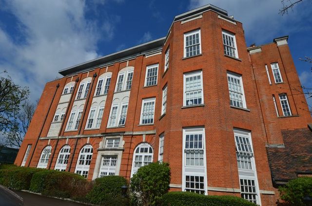  Image of 2 bedroom Flat to rent in West Hill London SW15 at West Hill  London, SW15 2YB