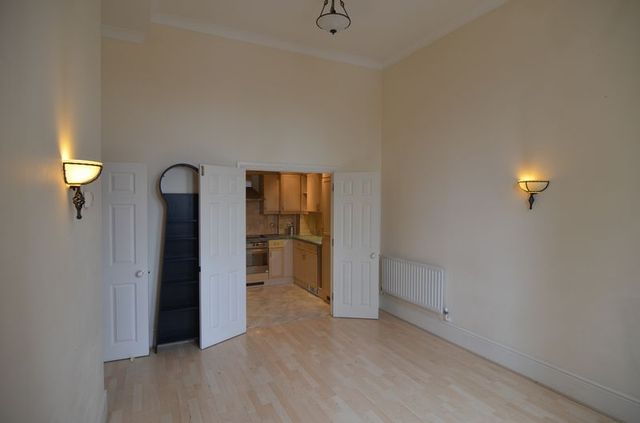  Image of 2 bedroom Flat to rent in West Hill London SW15 at West Hill  London, SW15 2YB