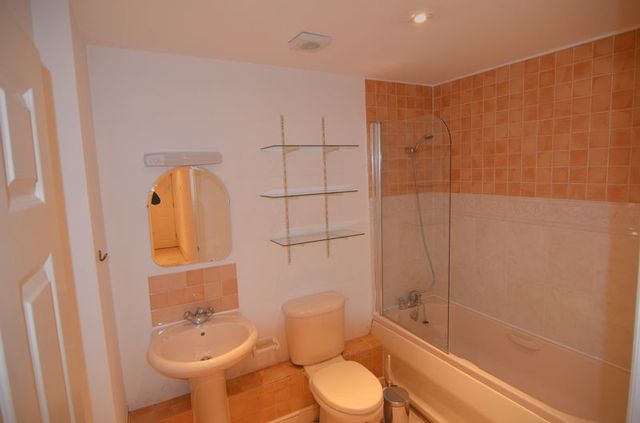  Image of 2 bedroom Flat to rent in West Hill London SW15 at West Hill  London, SW15 2YB