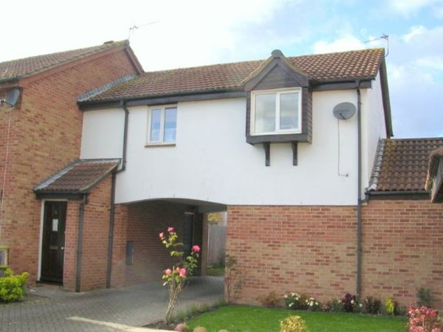  Image of 1 bedroom Property to rent in Meadow Way Aylesbury HP20 at Meadow Way  AYLESBURY, HP20 1XS