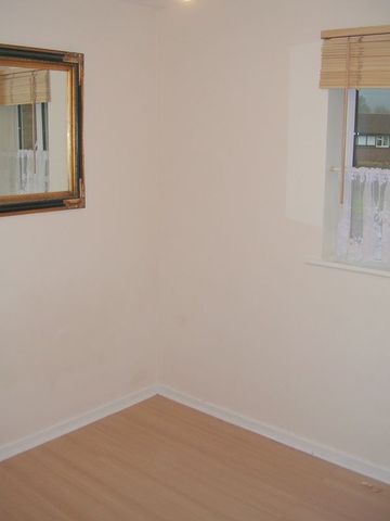  Image of 1 bedroom Property to rent in Meadow Way Aylesbury HP20 at Meadow Way  AYLESBURY, HP20 1XS