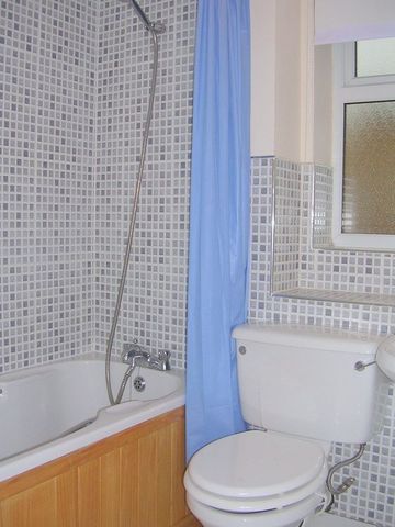  Image of 1 bedroom Property to rent in Meadow Way Aylesbury HP20 at Meadow Way  AYLESBURY, HP20 1XS