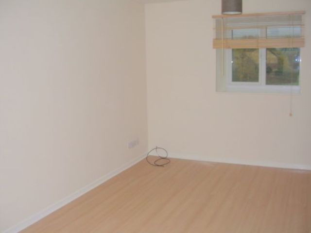  Image of 1 bedroom Property to rent in Meadow Way Aylesbury HP20 at Meadow Way  AYLESBURY, HP20 1XS