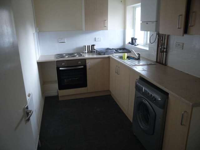  Image of 2 bedroom Flat to rent in Boston Street Hyde SK14 at Mottram Road  Hyde, SK14 2RT