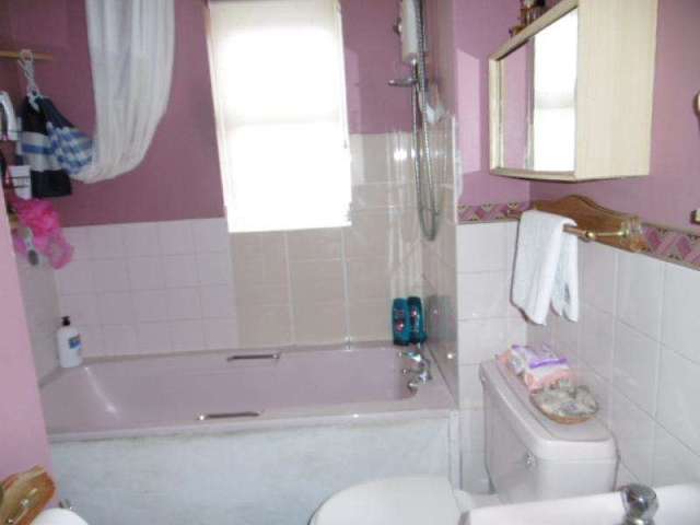  Image of 3 bedroom Property for sale in Nash Close Houghton Regis Dunstable LU5 at Nash Close Houghton Regis DUNSTABLE, LU5 5SS