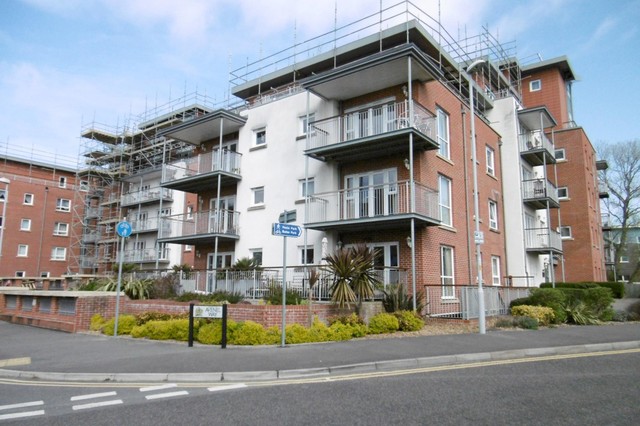  Image of 2 bedroom Apartment to rent in Newfoundland Drive Poole BH15 at 101 Newfoundland Drive  Poole, BH15 1YE