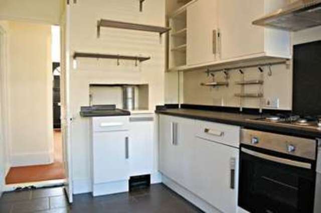  Image of 3 bedroom Terraced house to rent in Osborne Road Petersfield GU32 at Osborne Road  Petersfield, GU32 2AE