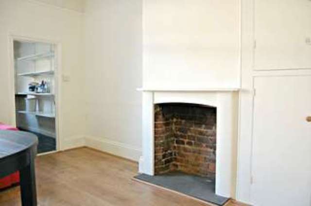  Image of 3 bedroom Terraced house to rent in Osborne Road Petersfield GU32 at Osborne Road  Petersfield, GU32 2AE