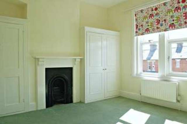 Image of 3 bedroom Terraced house to rent in Osborne Road Petersfield GU32 at Osborne Road  Petersfield, GU32 2AE