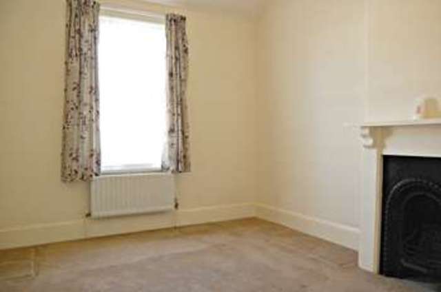  Image of 3 bedroom Terraced house to rent in Osborne Road Petersfield GU32 at Osborne Road  Petersfield, GU32 2AE