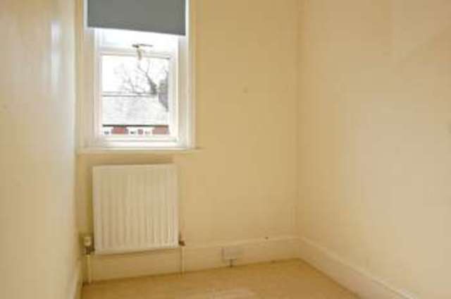  Image of 3 bedroom Terraced house to rent in Osborne Road Petersfield GU32 at Osborne Road  Petersfield, GU32 2AE