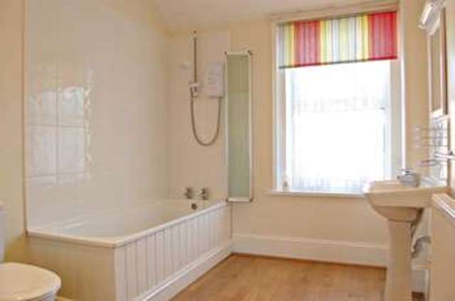  Image of 3 bedroom Terraced house to rent in Osborne Road Petersfield GU32 at Osborne Road  Petersfield, GU32 2AE