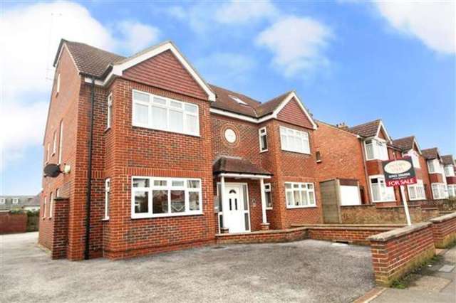  Image of 2 bedroom Flat for sale in Pavilion Road Broadwater Worthing BN14 at Broadwater, BN14 7EE