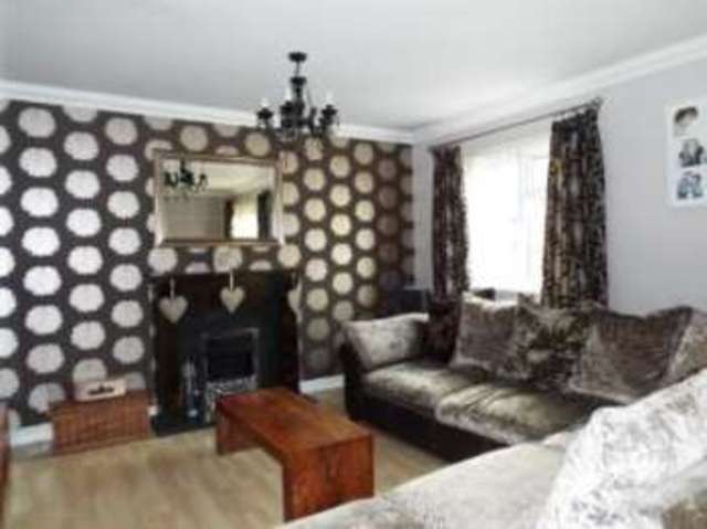  Image of 4 bedroom Detached house for sale in Pomfret Avenue Luton LU2 at Luton Bedfordshire Stopsley, LU2 0JL