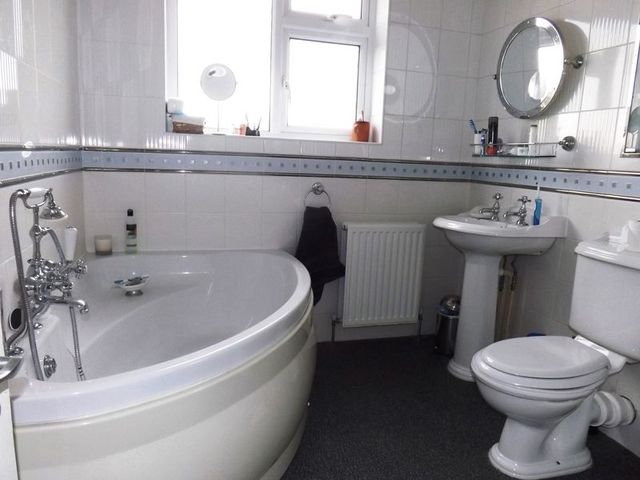 Image of 3 bedroom Semi-Detached house to rent in Poulters Lane Broadwater Worthing BN14 at Poulters Lane  Worthing, BN14 7SS