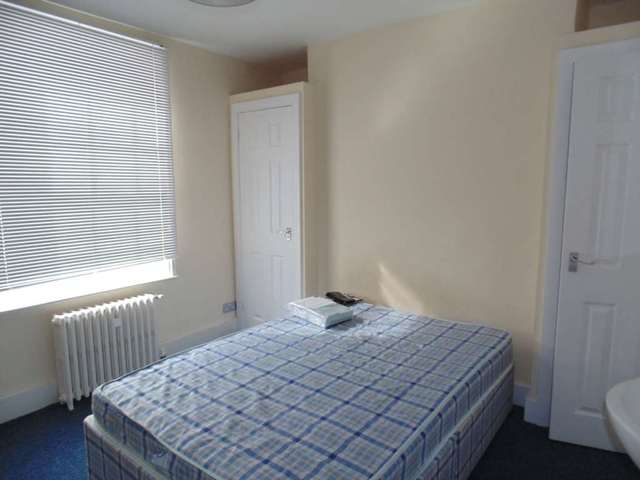  Image of 1 bedroom House Share to rent in Queens Road Reading RG1 at Queens Road  Reading, RG1 4AU