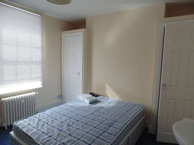  Image of 1 bedroom House Share to rent in Queens Road Reading RG1 at Queens Road  Reading, RG1 4AU