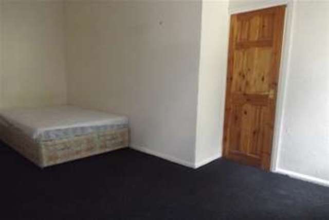  Image of 3 bedroom Terraced house to rent in Ravensknowle Road Huddersfield HD5 at Huddersfield, HD5 8BL