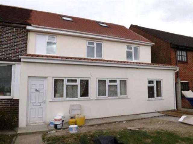  Image of 9 bedroom Semi-Detached house to rent in Straight Road Romford RM3 at Straight Road  Romford, RM3 8AD