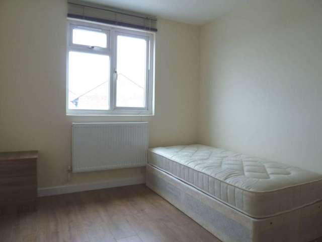  Image of 9 bedroom Semi-Detached house to rent in Straight Road Romford RM3 at Straight Road  Romford, RM3 8AD