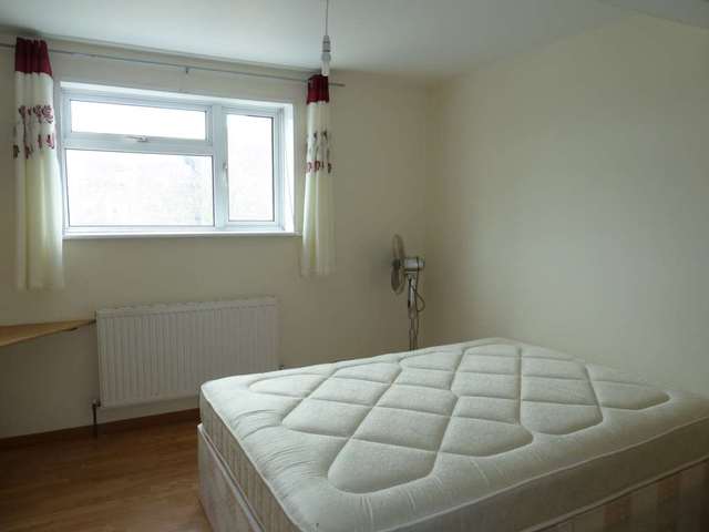  Image of 9 bedroom Semi-Detached house to rent in Straight Road Romford RM3 at Straight Road  Romford, RM3 8AD
