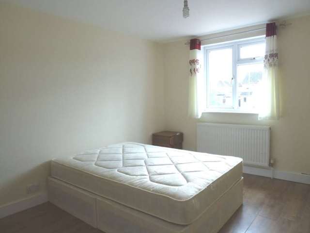  Image of 9 bedroom Semi-Detached house to rent in Straight Road Romford RM3 at Straight Road  Romford, RM3 8AD