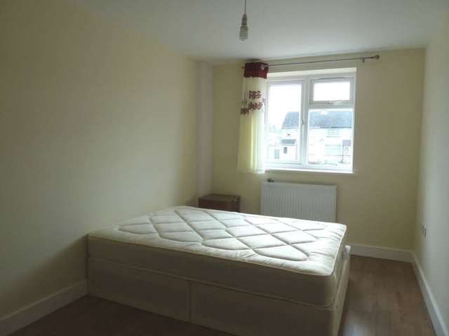  Image of 9 bedroom Semi-Detached house to rent in Straight Road Romford RM3 at Straight Road  Romford, RM3 8AD