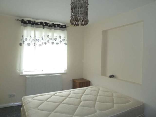  Image of 9 bedroom Semi-Detached house to rent in Straight Road Romford RM3 at Straight Road  Romford, RM3 8AD