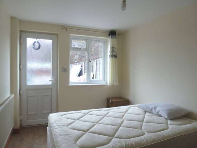  Image of 9 bedroom Semi-Detached house to rent in Straight Road Romford RM3 at Straight Road  Romford, RM3 8AD