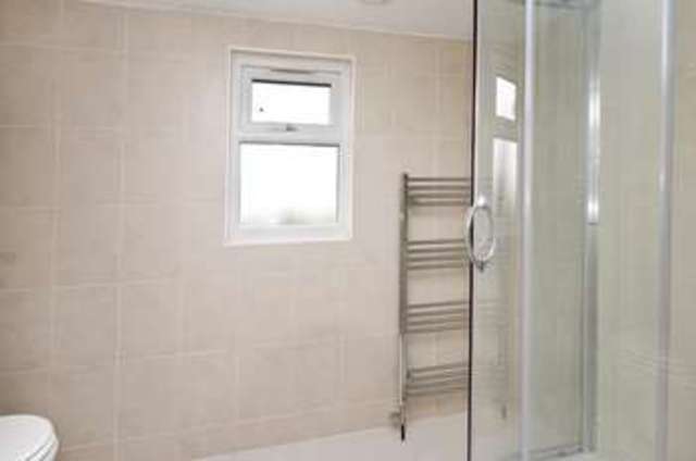  Image of 1 bedroom Flat to rent in Rosedene Avenue London SW16 at Rosedene Avenue  London, SW16 2LS