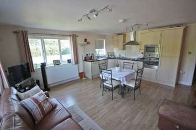  Image of 2 bedroom Flat for sale in Treetop Close Luton LU2 at Treetop Close  Luton, LU2 0JZ