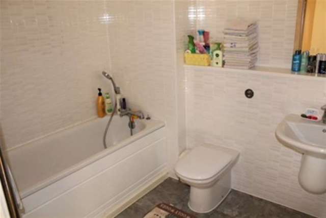  Image of 3 bedroom Flat to rent in Skerne Road Kingston upon Thames KT2 at Kingston upon Thames, KT2 5AD