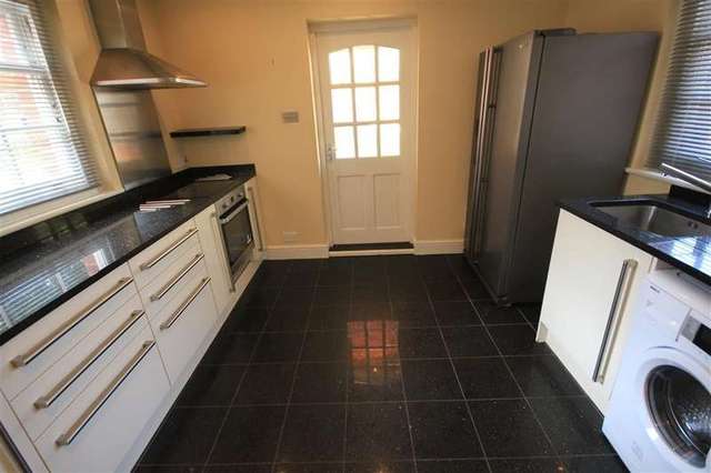  Image of 5 bedroom Town House to rent in Russell Street Reading RG1 at Reading, RG1 7XH