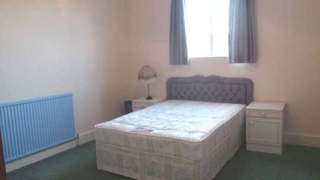  Image of 4 bedroom Apartment to rent in Shepherds Bush Road London W6 at Shepherds Bush Road Hammersmith London, W6 7PH