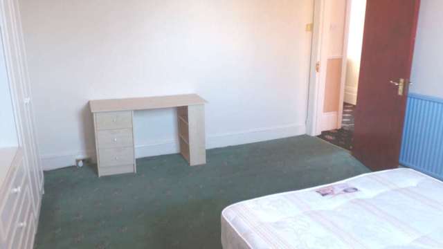  Image of 4 bedroom Apartment to rent in Shepherds Bush Road London W6 at Shepherds Bush Road Hammersmith London, W6 7PH