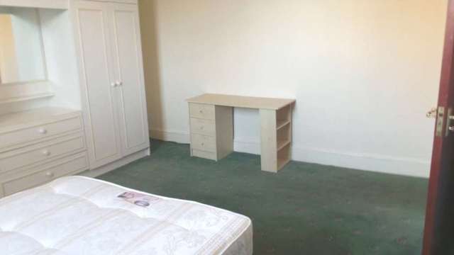  Image of 4 bedroom Apartment to rent in Shepherds Bush Road London W6 at Shepherds Bush Road Hammersmith London, W6 7PH