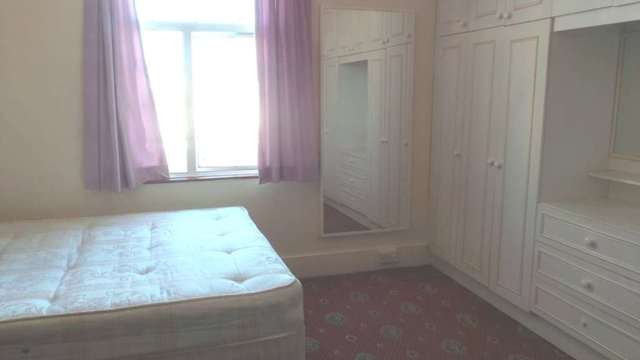  Image of 4 bedroom Apartment to rent in Shepherds Bush Road London W6 at Shepherds Bush Road Hammersmith London, W6 7PH