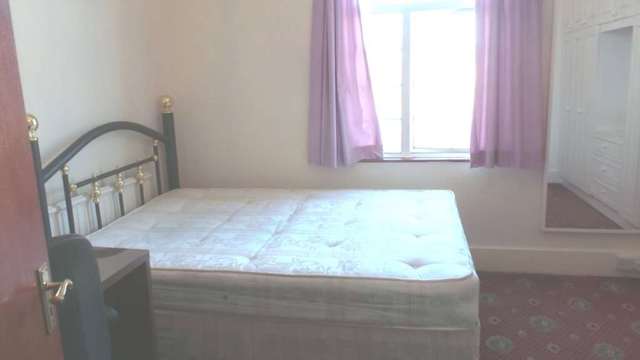  Image of 4 bedroom Apartment to rent in Shepherds Bush Road London W6 at Shepherds Bush Road Hammersmith London, W6 7PH