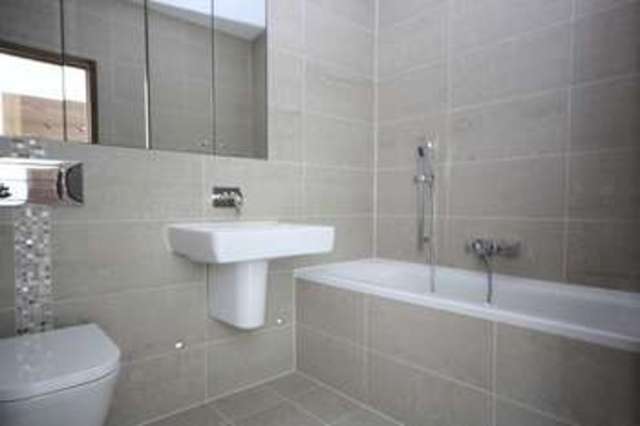  Image of 3 bedroom Flat to rent in Hainault Road Chigwell IG7 at Hainault Road  Chigwell, IG7 5DD
