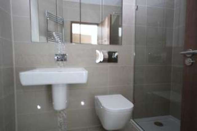  Image of 3 bedroom Flat to rent in Hainault Road Chigwell IG7 at Hainault Road  Chigwell, IG7 5DD