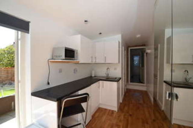  Image of Flat to rent in Southwood Drive Tolworth Surbiton KT5 at Surbiton Surrey, KT5 9PJ