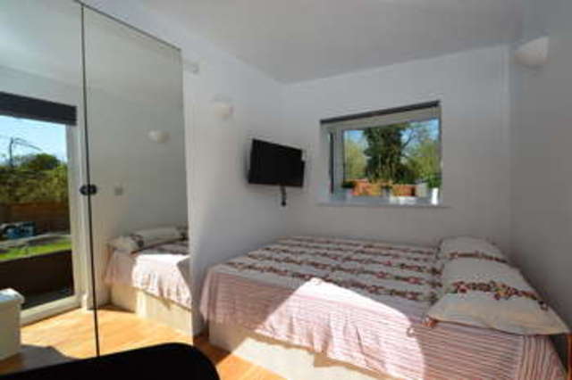  Image of Flat to rent in Southwood Drive Tolworth Surbiton KT5 at Surbiton Surrey, KT5 9PJ