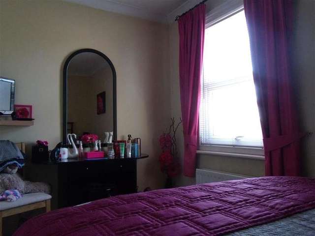  Image of 2 bedroom Flat for sale in St. James Road East Grinstead RH19 at East Grinstead West Sussex East Grinstead, RH19 1DL