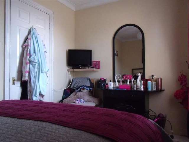  Image of 2 bedroom Flat for sale in St. James Road East Grinstead RH19 at East Grinstead West Sussex East Grinstead, RH19 1DL