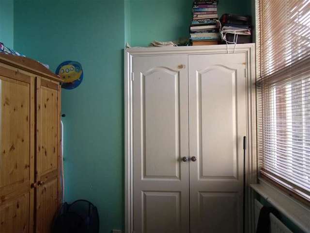  Image of 2 bedroom Flat for sale in St. James Road East Grinstead RH19 at East Grinstead West Sussex East Grinstead, RH19 1DL