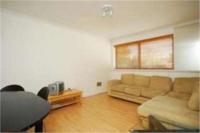  Image of 2 bedroom Apartment to rent in Parkgate Road London SW11 at Battersea, SW11 4PJ