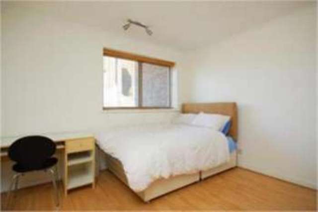 Image of 2 bedroom Apartment to rent in Parkgate Road London SW11 at Battersea, SW11 4PJ