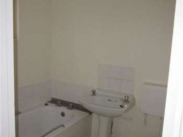  Image of Flat to rent in St. Michaels Avenue Yeovil BA21 at St Michaels Avenue  Yeovil, BA21 4LS